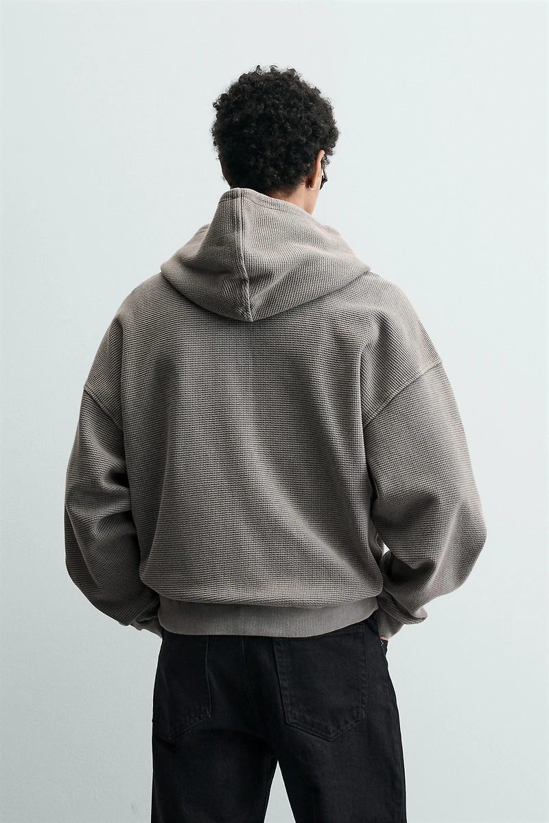 HOODIE WAFFLE DÉLAVÉ À CAPUCHE
