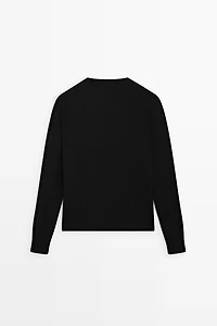 Fine knit round neck sweater