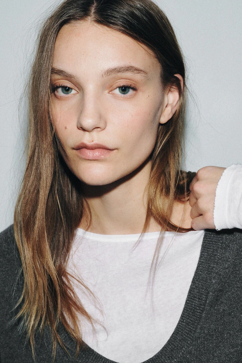 PULL EN MAILLE AVEC DÉCOLLETÉ PRONONCÉ