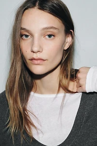 PULL EN MAILLE AVEC DÉCOLLETÉ PRONONCÉ