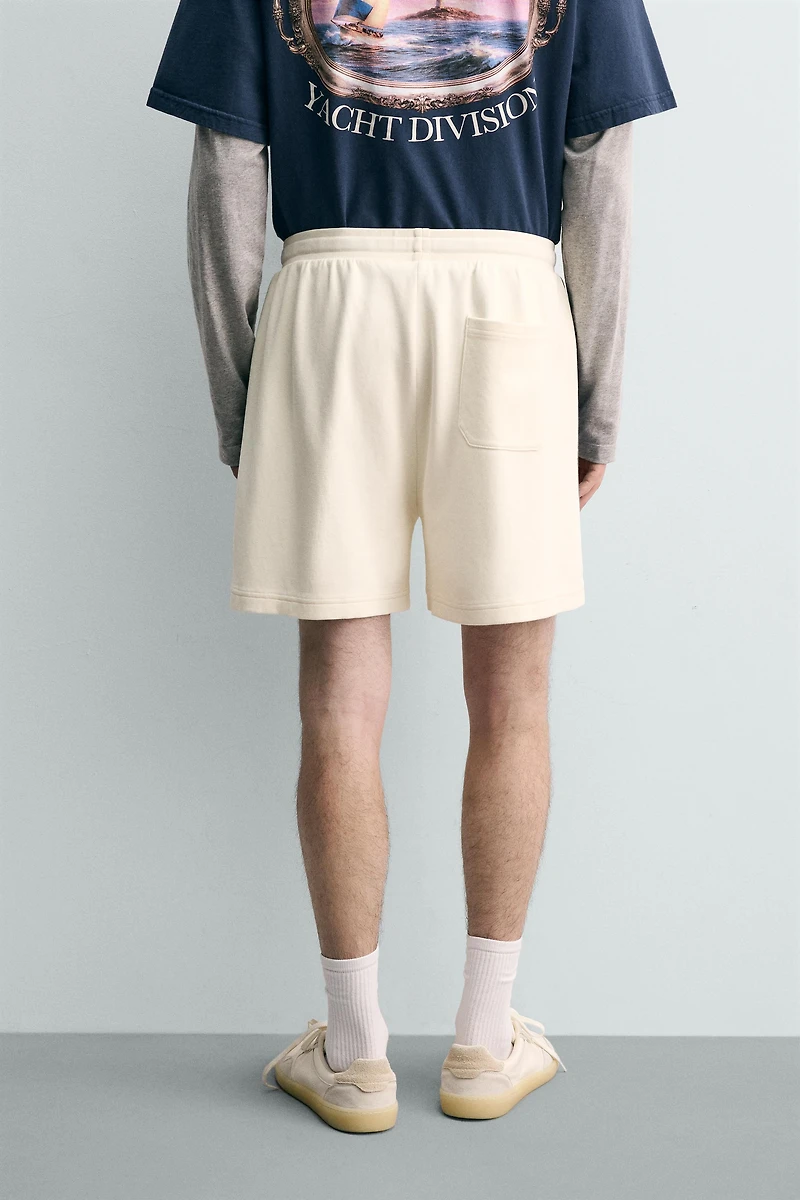 BERMUDA JOGGING BANDES CONTRASTÉES