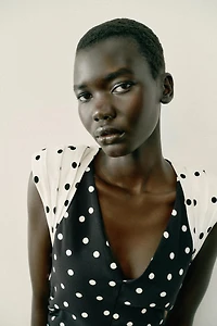 ROBE MI-LONGUE À POIS ET ÉPAULETTES