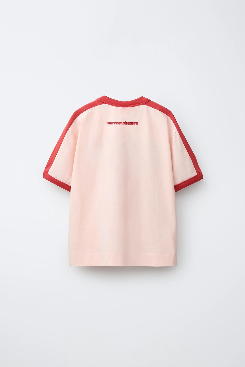T-SHIRT LISERÉS CONTRASTANTS ET INSCRIPTION