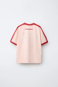 T-SHIRT LISERÉS CONTRASTANTS ET INSCRIPTION