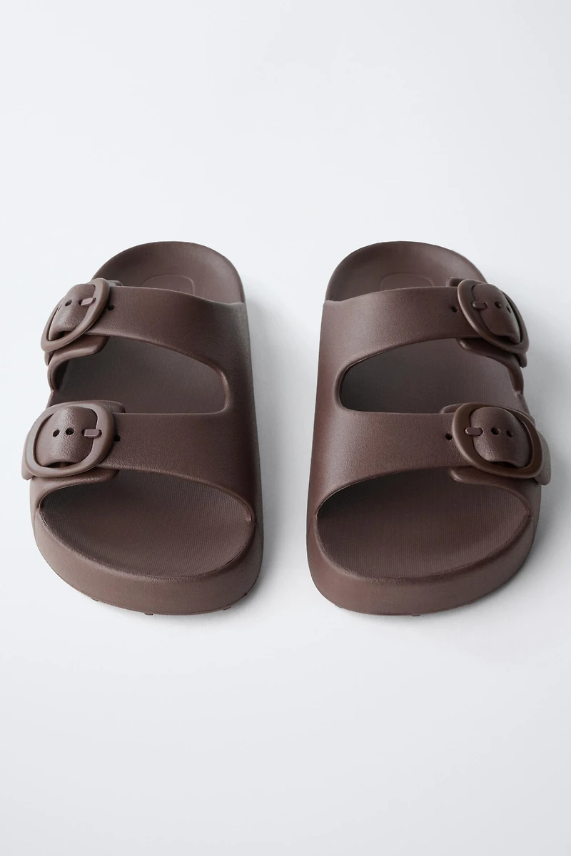 RUBBERIZED BUCKLED SANDALS