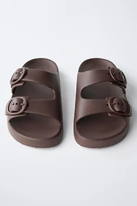 RUBBERIZED BUCKLED SANDALS