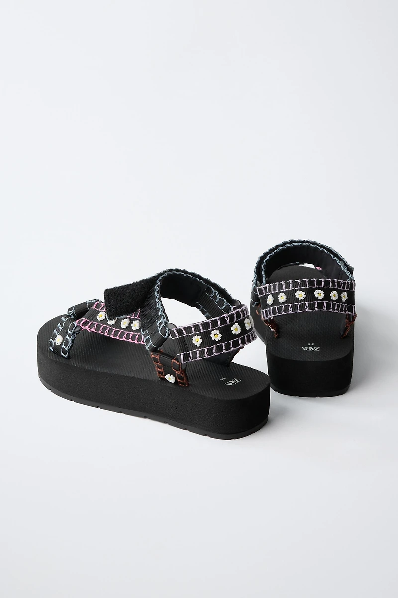 SANDALES À BRODERIES FLEURS