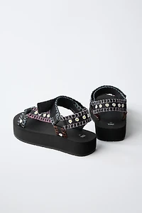 SANDALES À BRODERIES FLEURS