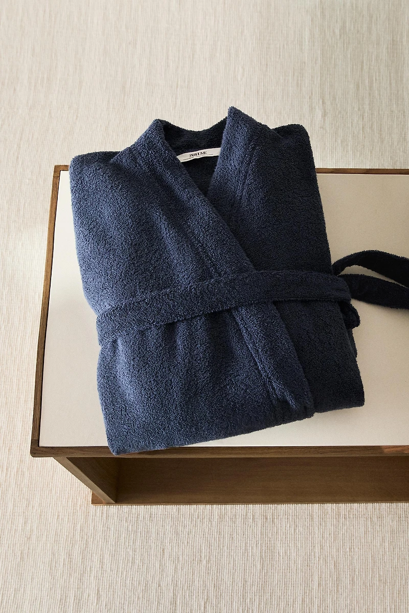 EXTRA SOFT BATHROBE WITH SCALLOPED EDGE (380 GxM²)