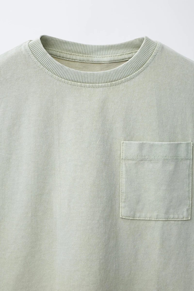 T-SHIRT TEINT EN PIÈCE À POCHE