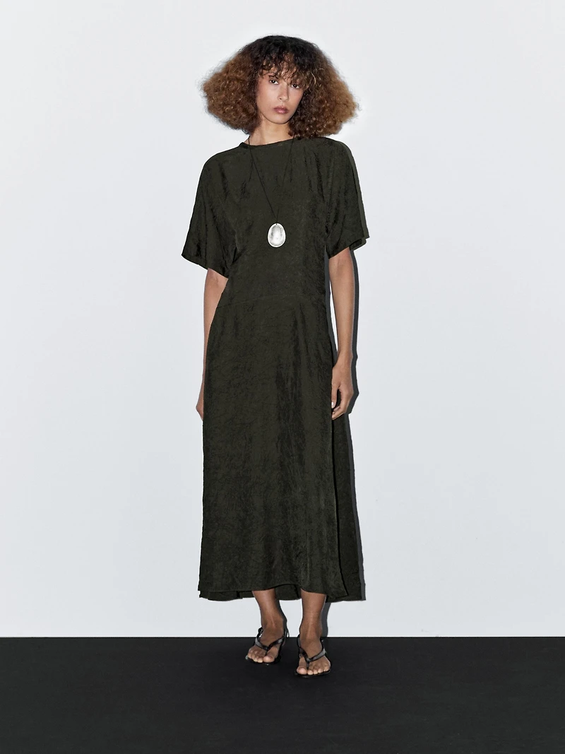 Robe longue satinée à manches courtes