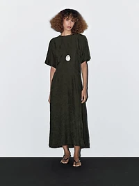 Robe longue satinée à manches courtes
