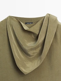 Flowing blouse with voluminous collar