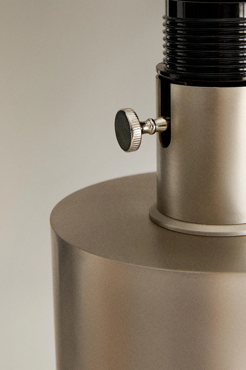 METAL BASE TABLE LAMP