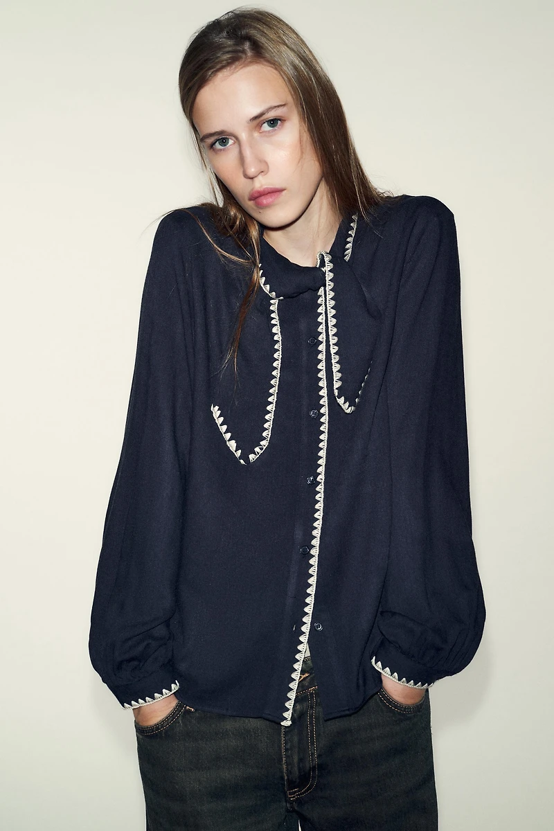 BLOUSE À NŒUD ET SURPIQÛRES CONTRASTE