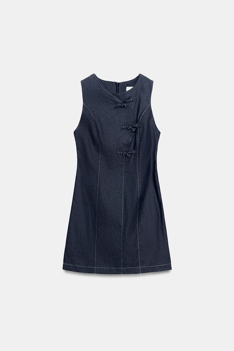 ROBE COURTE À BRANDEBOURGS