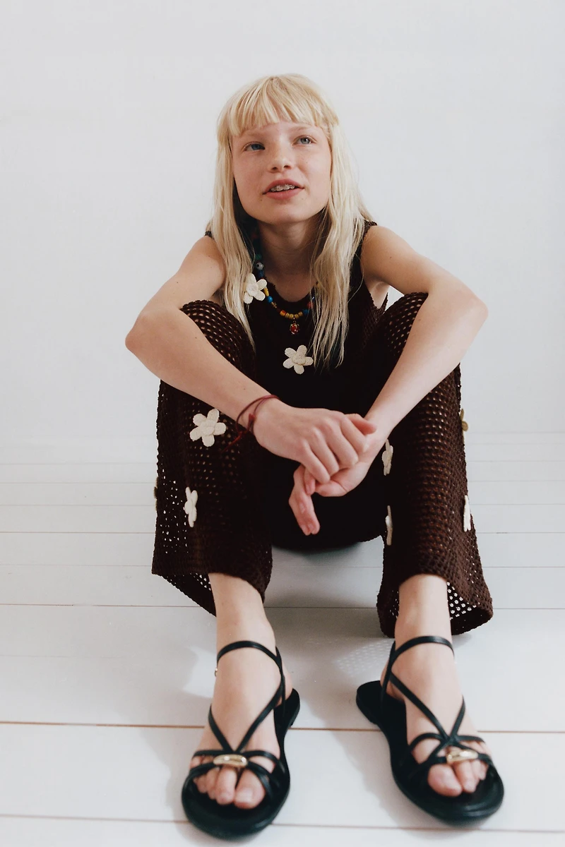 CROCHET FLORAL KNIT TOP