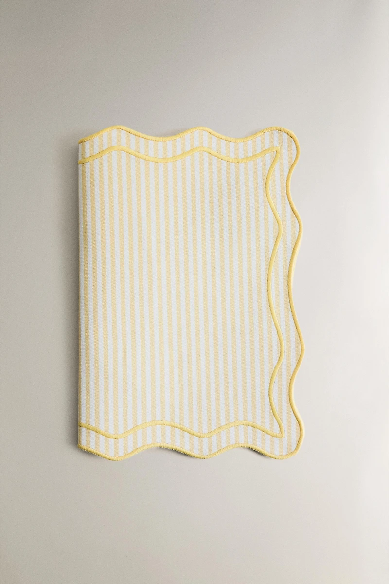 STRIPED SCALLOPED PLACEMAT