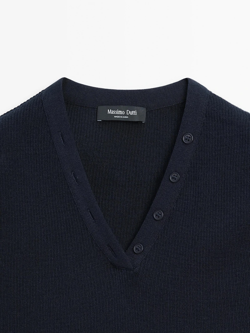 Ribbed top with collar detail