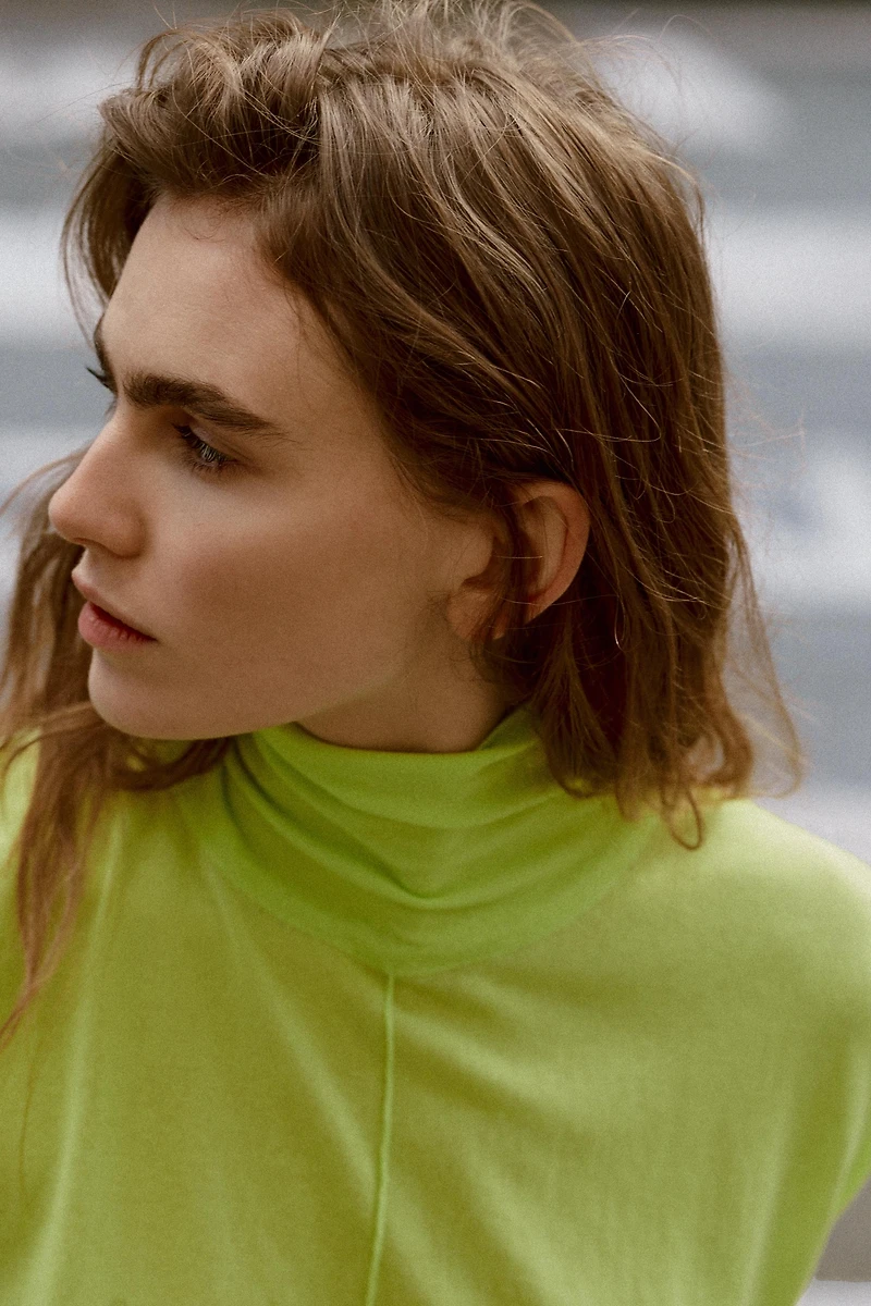 FLUID KNIT HIGH COLLAR TOP