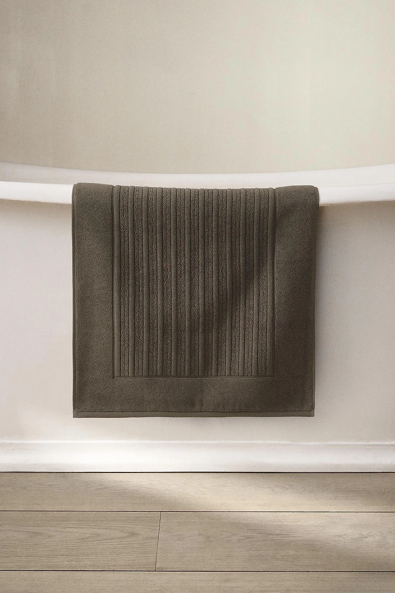 VELOUR TEXTURED STRIPED BATH MAT