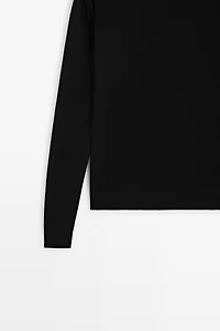 Fine knit round neck sweater