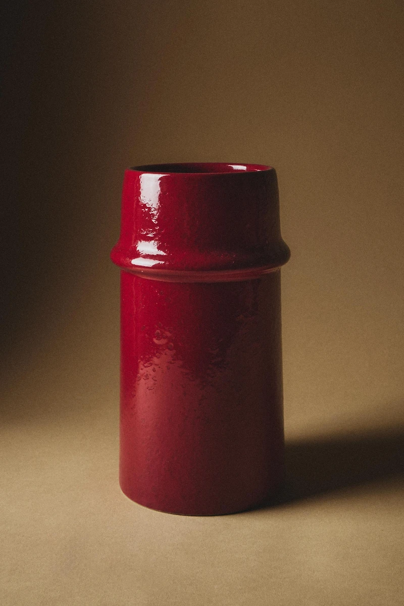 VASE WITH RAISED LACQUERED FINISH