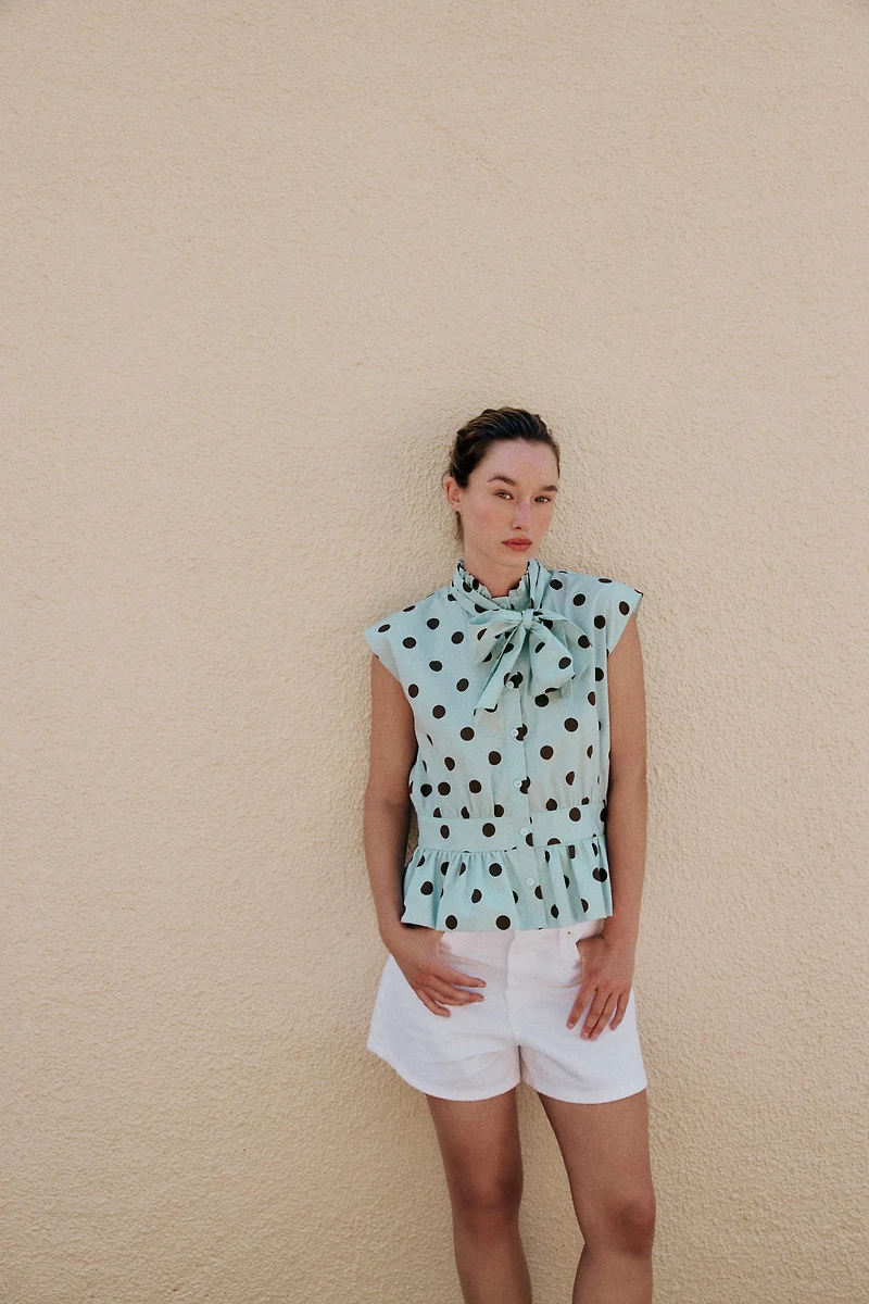 SLEEVELESS POLKA DOT BOW SHIRT