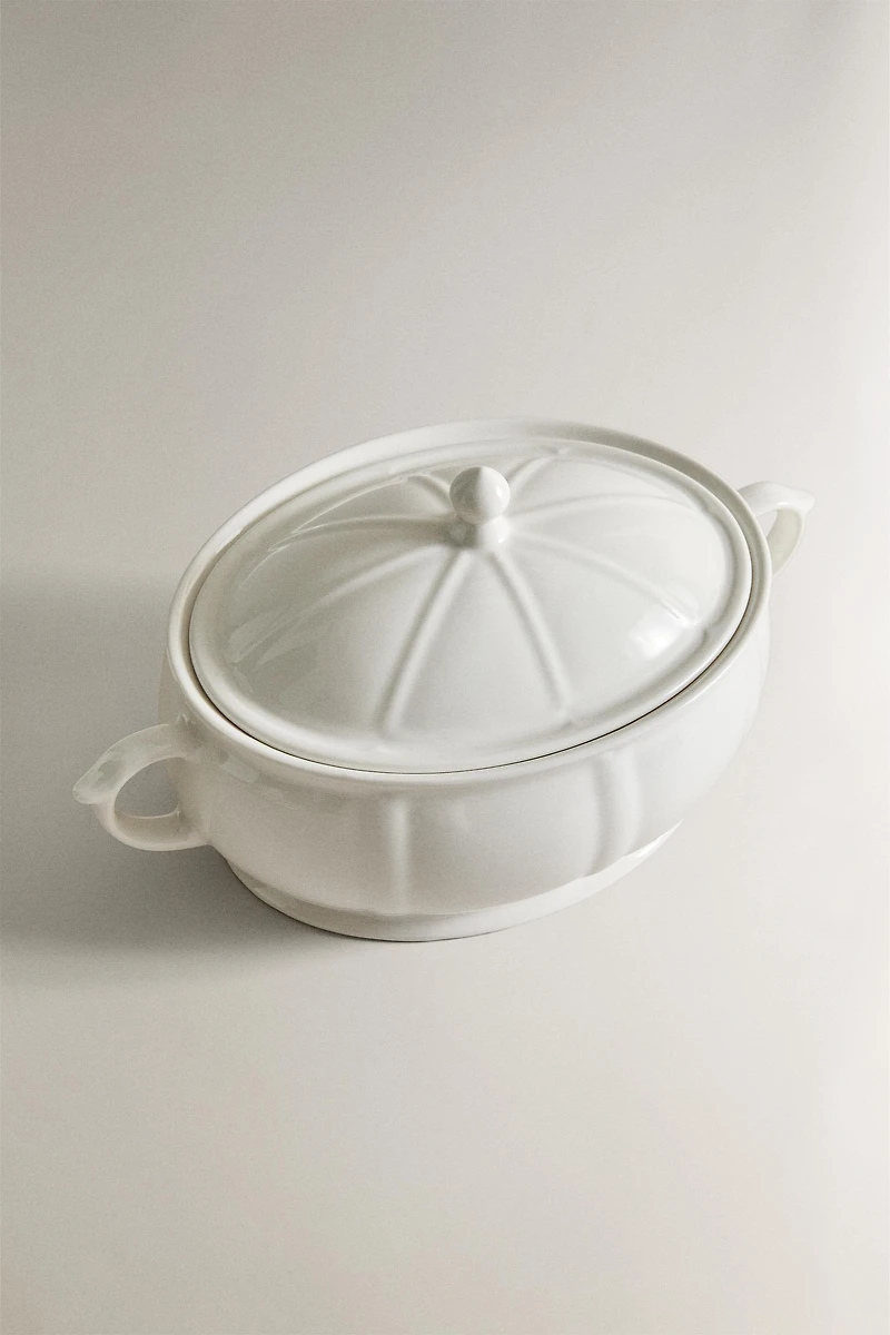 PORCELAIN TUREEN WITH A RAISED DESIGN