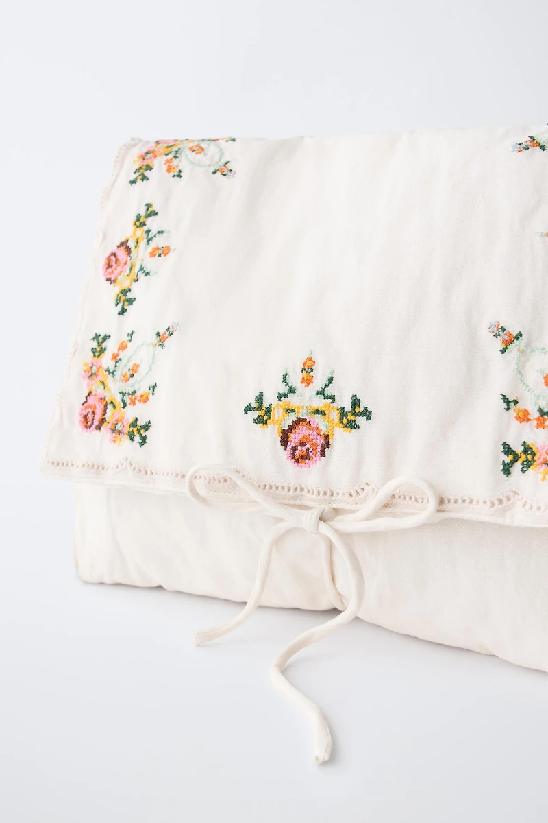 EMBROIDERED TOILETRY BAG
