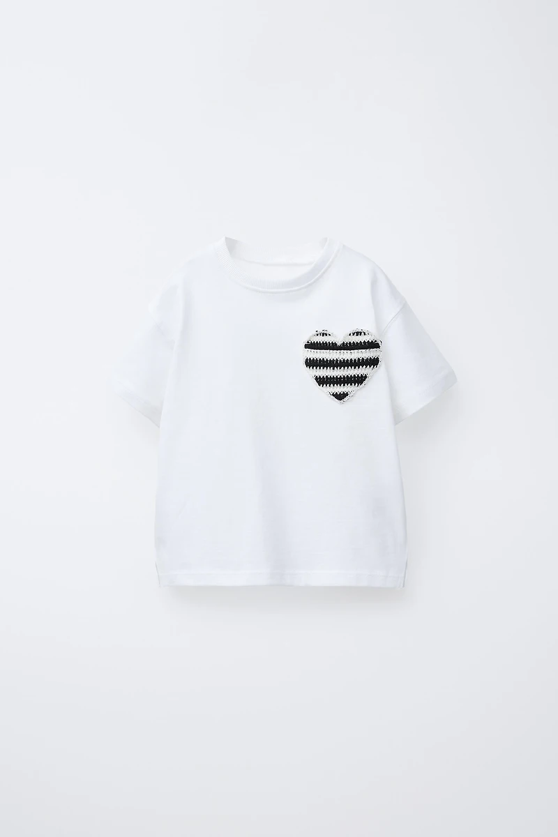 T-SHIRT À POCHE CŒUR EN CROCHET