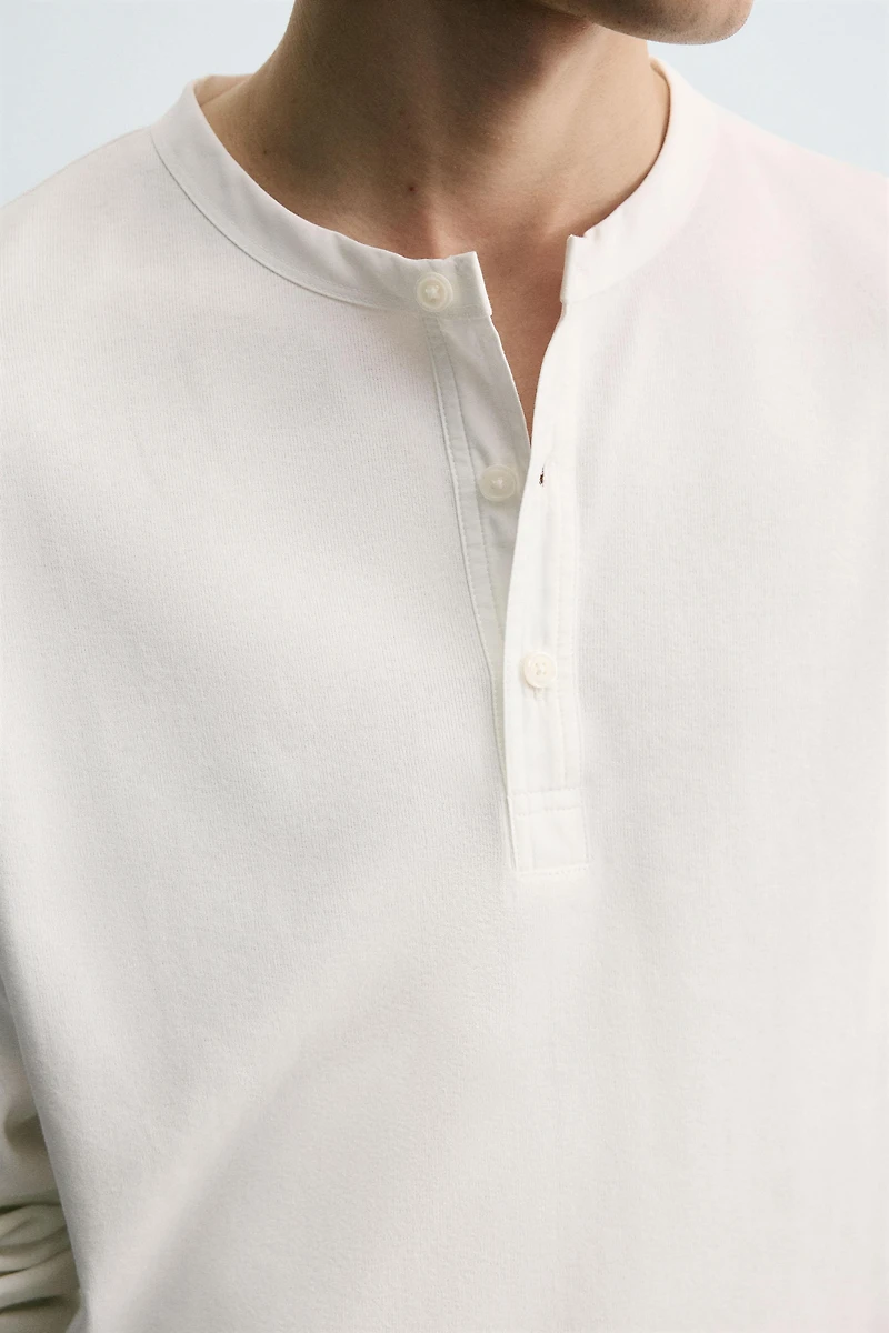 TEXTURED CONTRAST COLLAR T-SHIRT