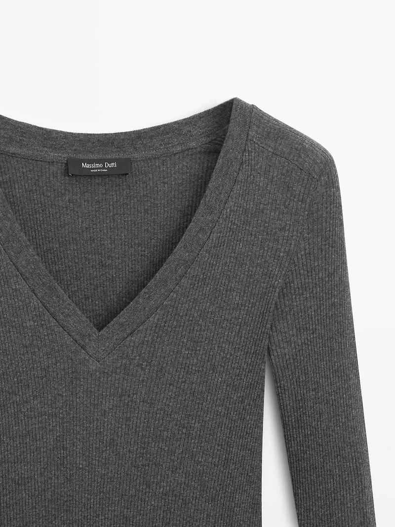Ribbed V-neck T-shirt with long sleeves