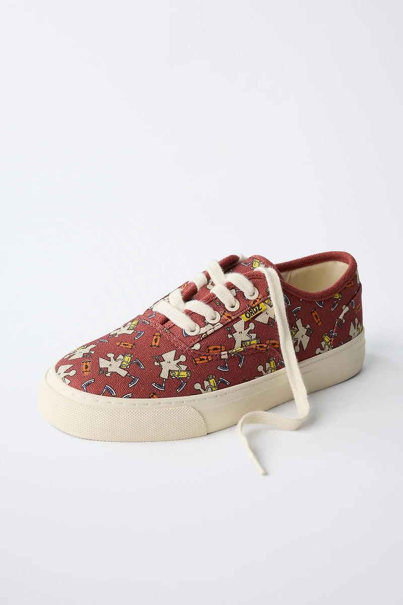LACE-UP SNEAKERS