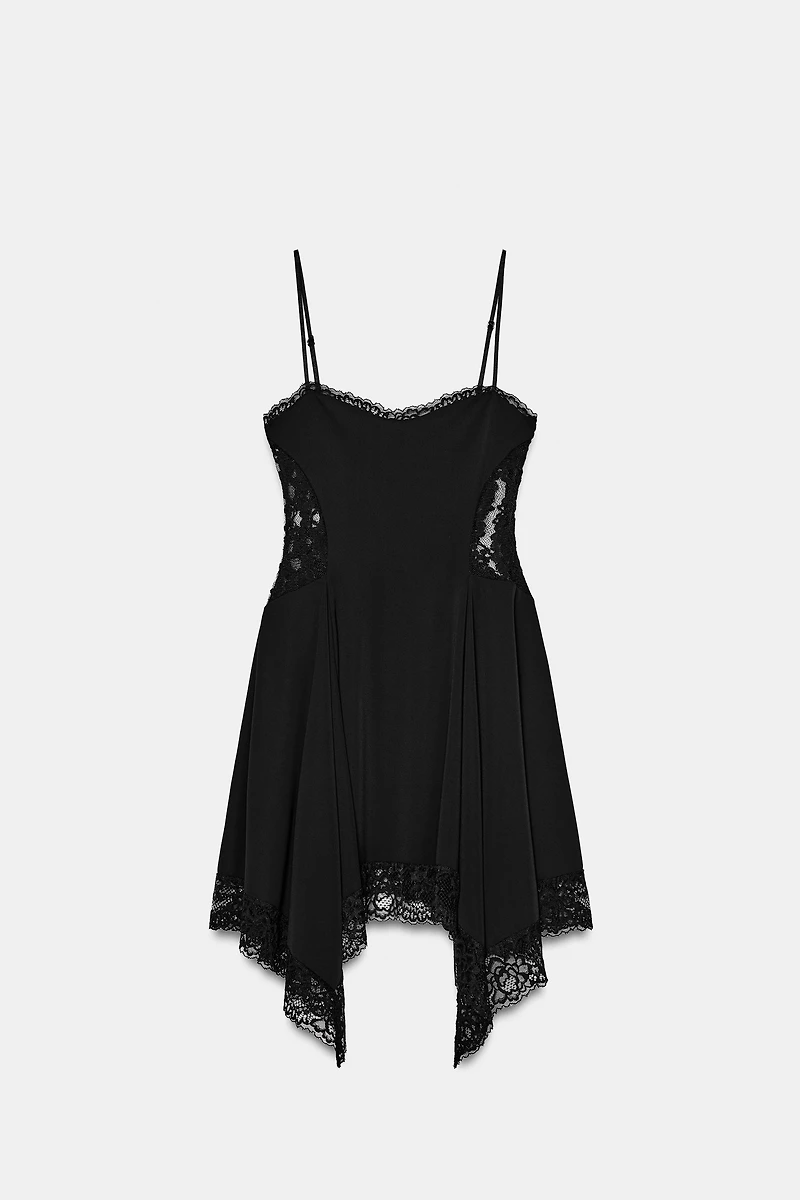 ROBE COURTE EN DENTELLE