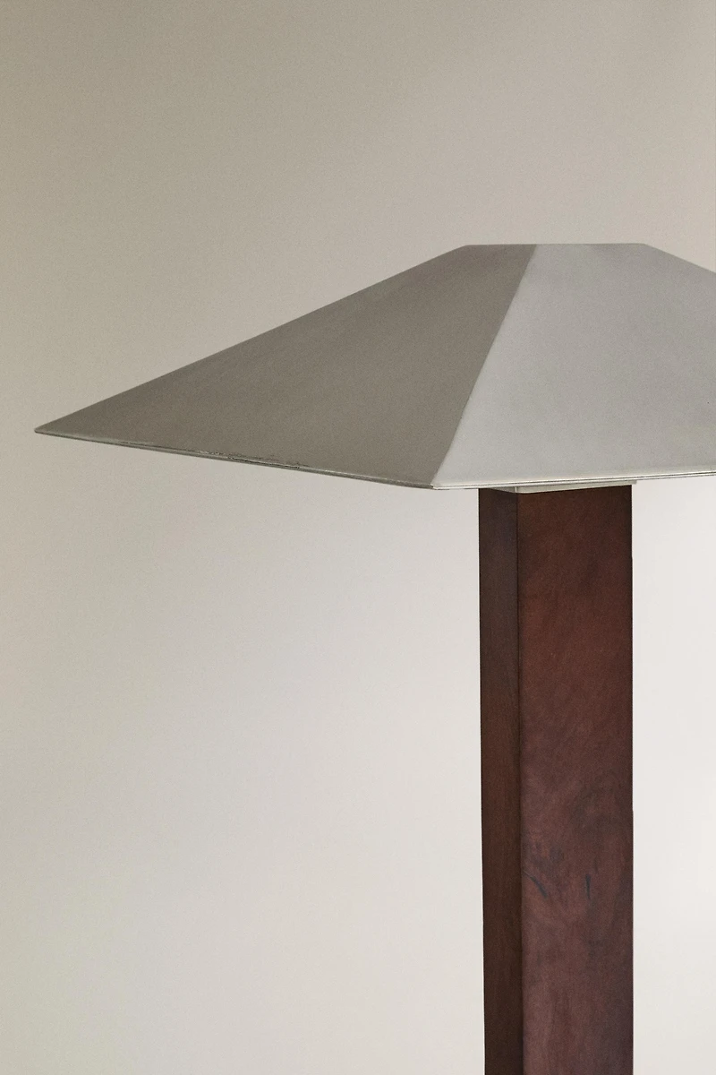 METAL AND WOOD STEM LAMP