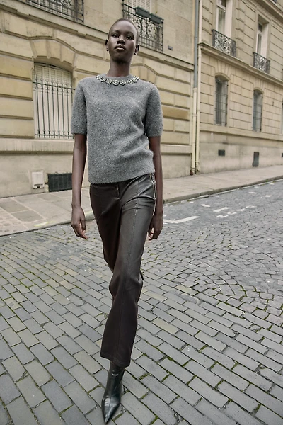 HAUT À MANCHES COURTES EN MAILLE AVEC FANTAISIE BIJOU