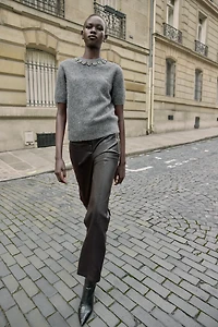 HAUT À MANCHES COURTES EN MAILLE AVEC FANTAISIE BIJOU