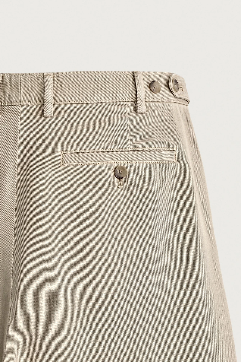 RELAXED FIT PLEATED CHINO PANTS