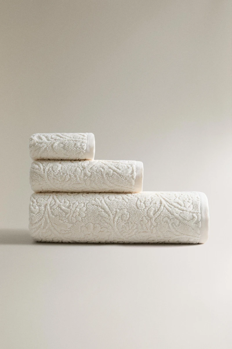 FLORAL JACQUARD BATH TOWEL
