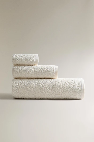 FLORAL JACQUARD BATH TOWEL