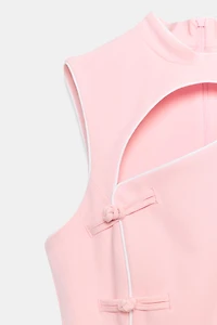 ROBE COURTE À BRANDEBOURGS