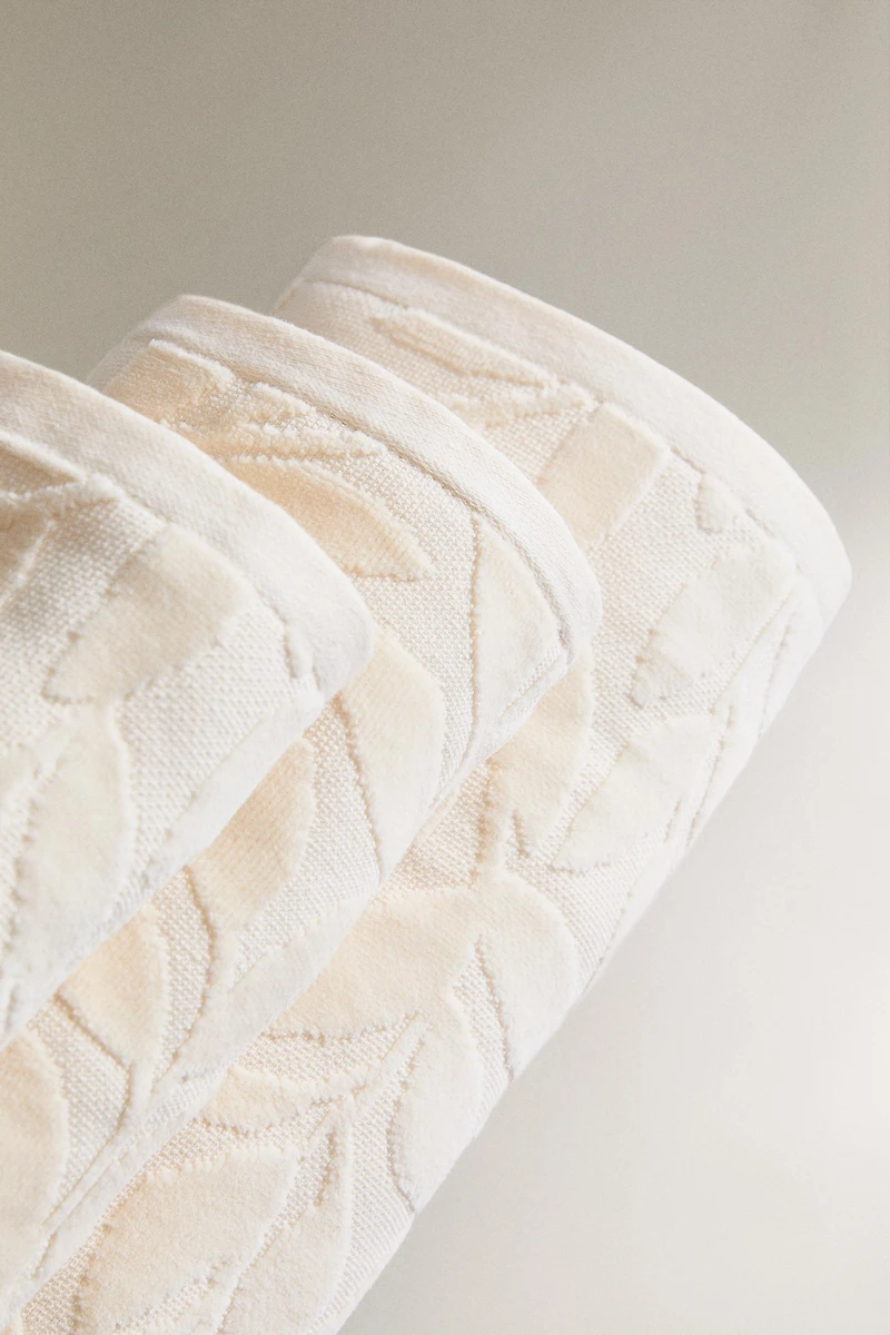 VELOUR JACQUARD BATH TOWEL