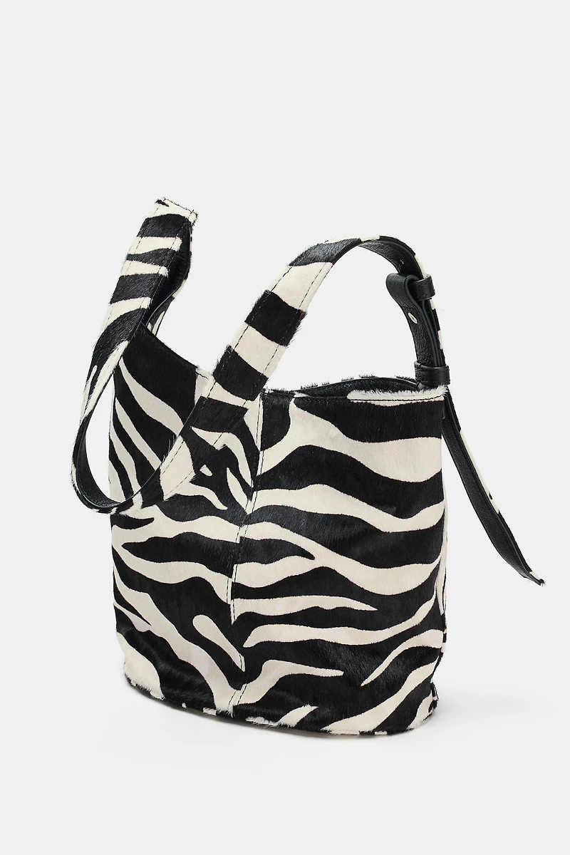 MINI SAC SEAU SOUPLE EN CUIR ASYMÉTRIQUE