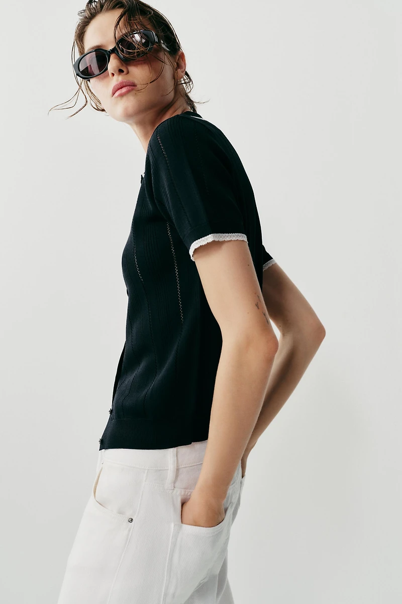 GILET POLO EN MAILLE AVEC DENTELLE ET MANCHES COURTES