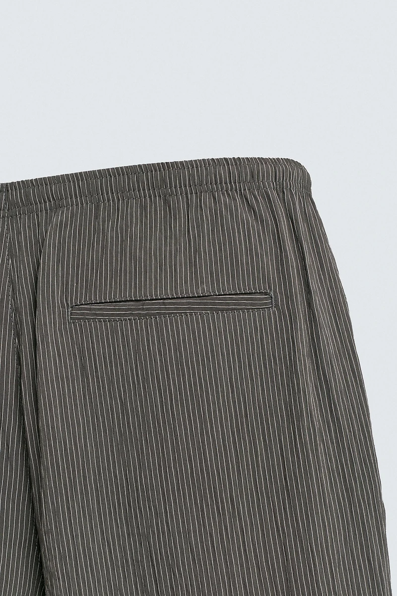 PANTALON FLUIDE À RAYURES ET EFFET FROISSÉ