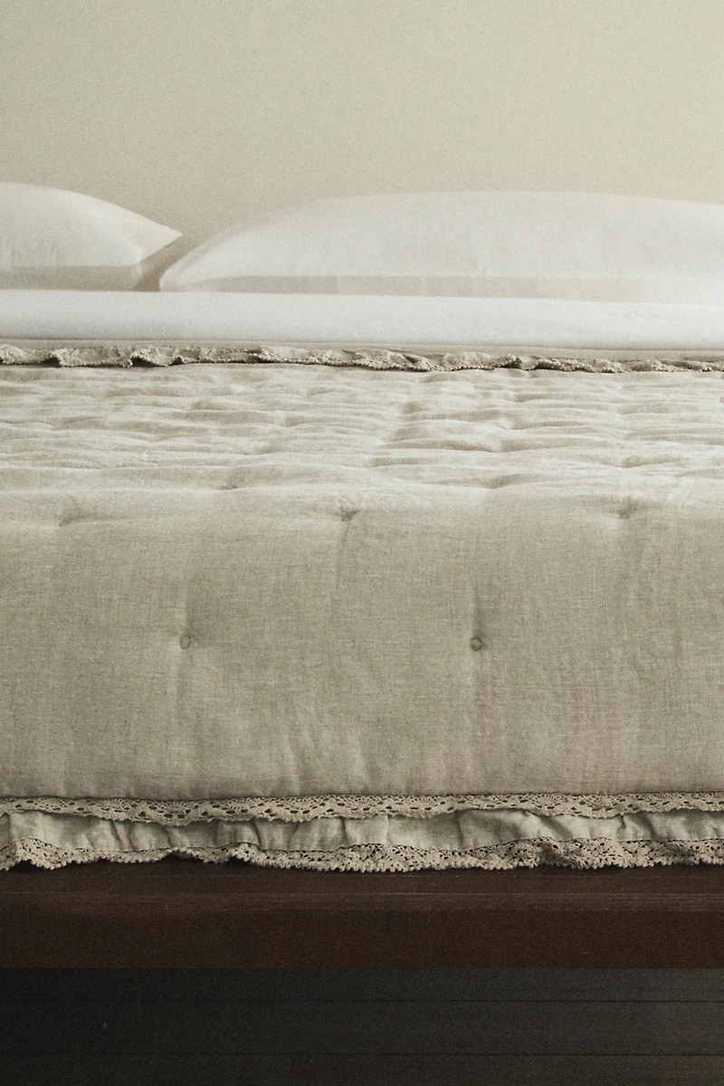 LINEN QUILT WITH A LACE TRIM