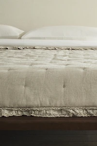 LINEN QUILT WITH A LACE TRIM