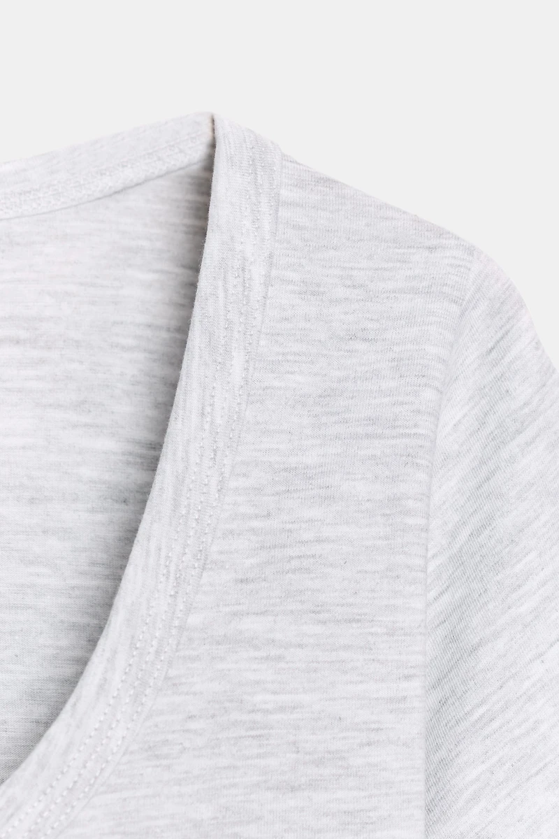 T-SHIRT COL PLONGEANT MANCHES COURTES