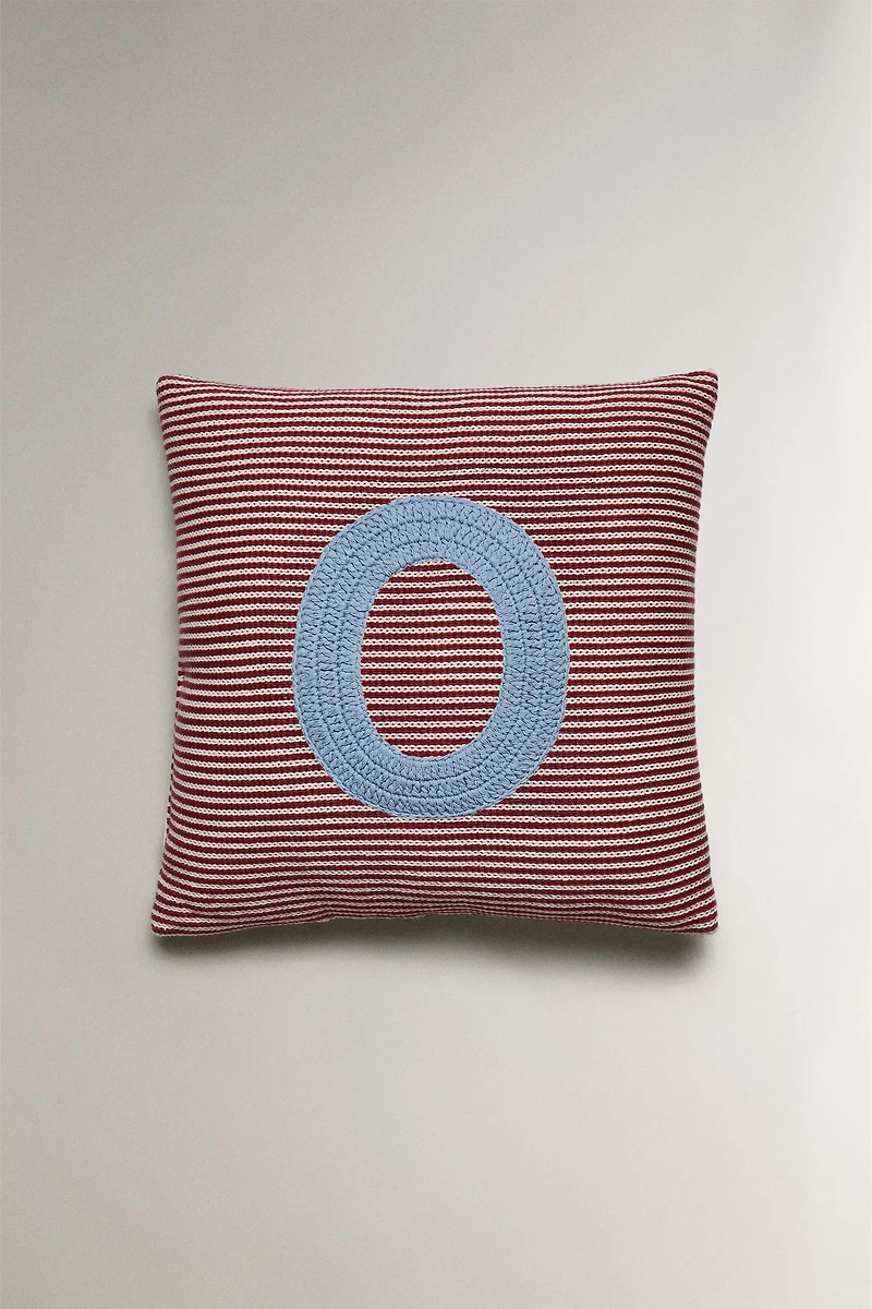 COUSSIN ENFANT BRODÉ LETTRE O